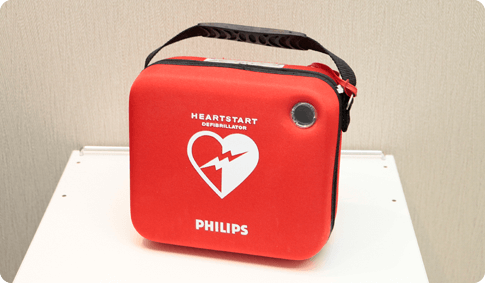 緊急対応設備(AED・心電図・酸素ボンベ)